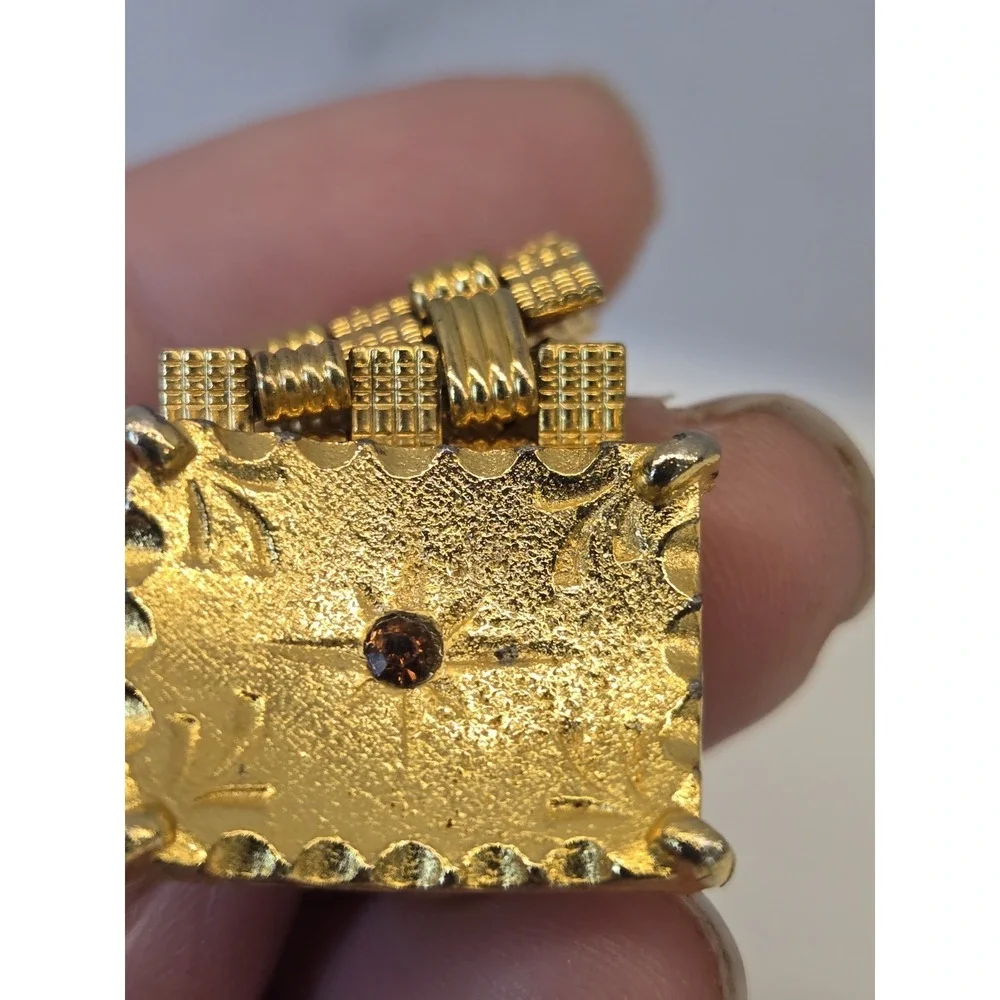 Vintage Gold Tone Cufflinks With Red‎ Stone
